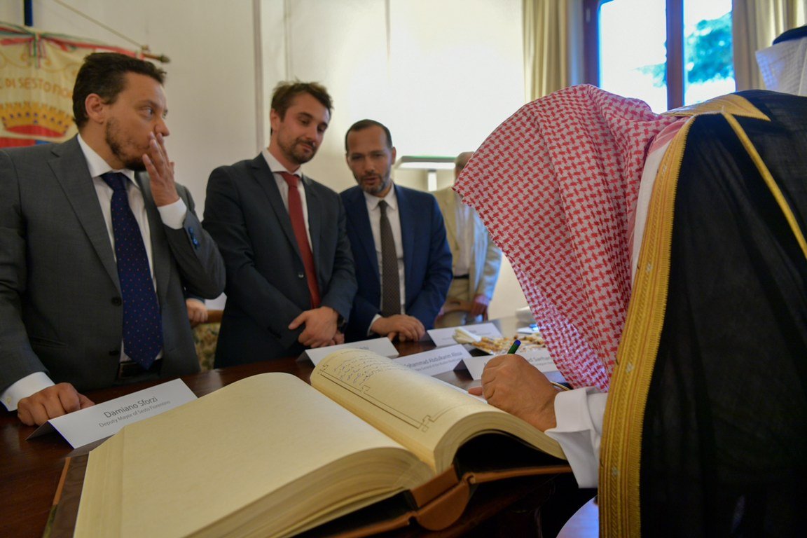 معالي أمين عام رابطة العالم الإسلامي الشيخ د. محمد العيسى يلتقي بعمدة مدينة سيستو فرينتينو الإيطالية السيد لورنزو فلاتشي، ويزور برفقته الأرض المزمع إقامة مركز ثقافي &quot;عالمي&quot; عليها؛ حيث تُعتبر المدينة في طلائع المدن الأوروبية في التواصل الحضاري والحوار الثق