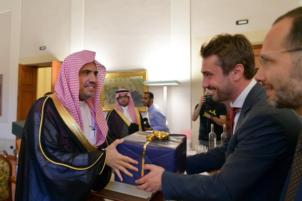 معالي أمين عام رابطة العالم الإسلامي الشيخ د. محمد العيسى يلتقي بعمدة مدينة سيستو فرينتينو الإيطالية السيد لورنزو فلاتشي، ويزور برفقته الأرض المزمع إقامة مركز ثقافي &quot;عالمي&quot; عليها؛ حيث تُعتبر المدينة في طلائع المدن الأوروبية في التواصل الحضاري والحوار الثق