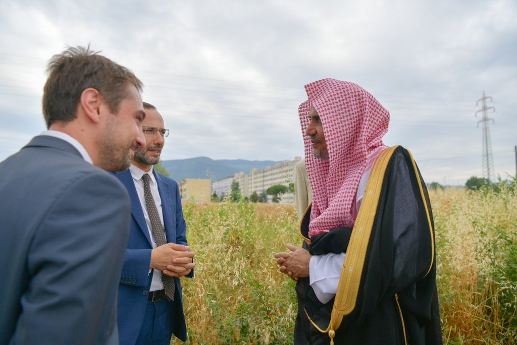 معالي أمين عام رابطة العالم الإسلامي الشيخ د. محمد العيسى يلتقي بعمدة مدينة سيستو فرينتينو الإيطالية السيد لورنزو فلاتشي، ويزور برفقته الأرض المزمع إقامة مركز ثقافي &quot;عالمي&quot; عليها؛ حيث تُعتبر المدينة في طلائع المدن الأوروبية في التواصل الحضاري والحوار الثق