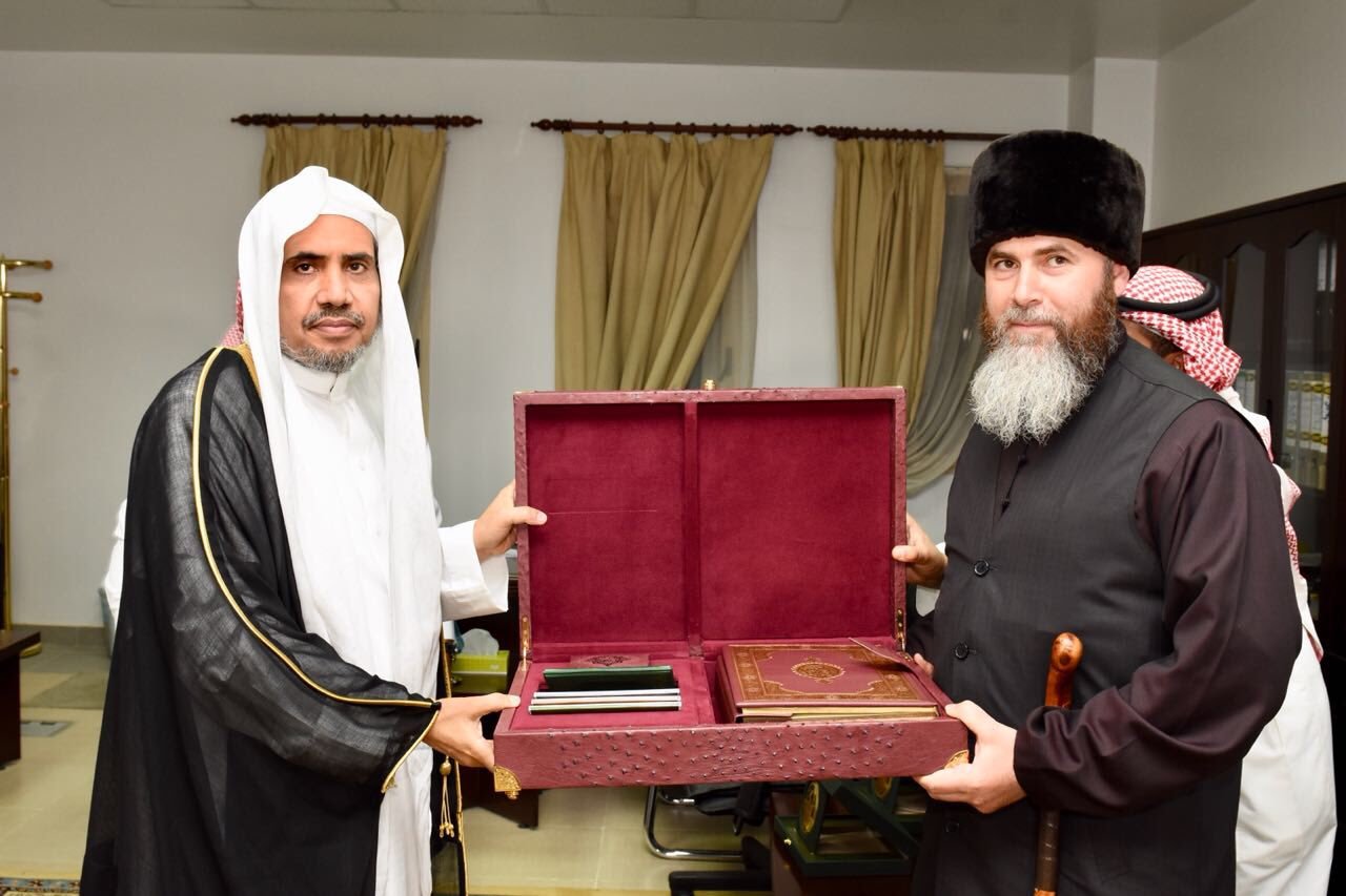Le SG, Cheikh Al-Issa signant à La Mecque avec le Mufti de Tchétchénie, Cheikh Salah Mezhiev, un accord de collaboration dans divers domaines suite à un entretien ayant porté sur des sujets d’intérêt commun