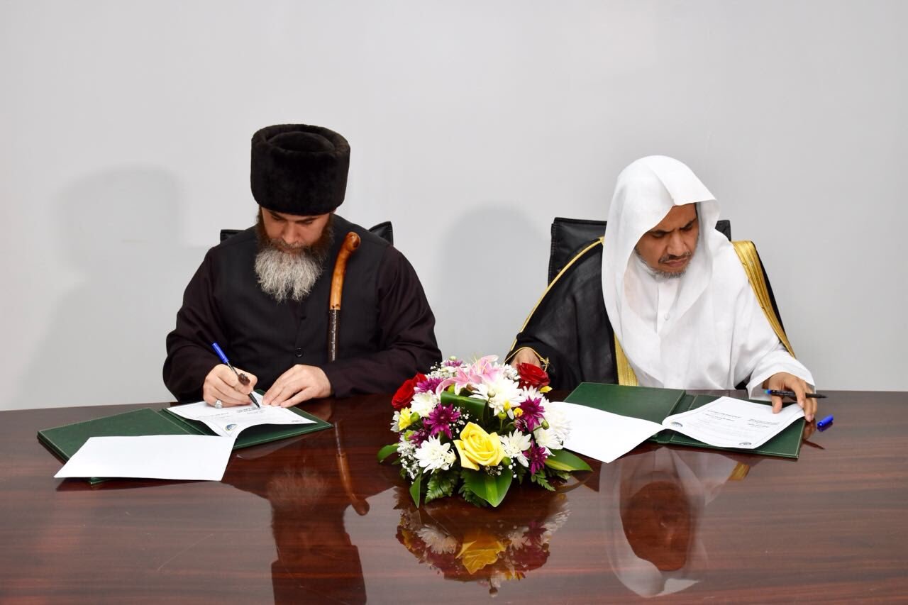 Le SG, Cheikh Al-Issa signant à La Mecque avec le Mufti de Tchétchénie, Cheikh Salah Mezhiev, un accord de collaboration dans divers domaines suite à un entretien ayant porté sur des sujets d’intérêt commun