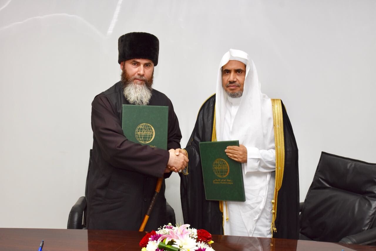 Le SG, Cheikh Al-Issa signant à La Mecque avec le Mufti de Tchétchénie, Cheikh Salah Mezhiev, un accord de collaboration dans divers domaines suite à un entretien ayant porté sur des sujets d’intérêt commun