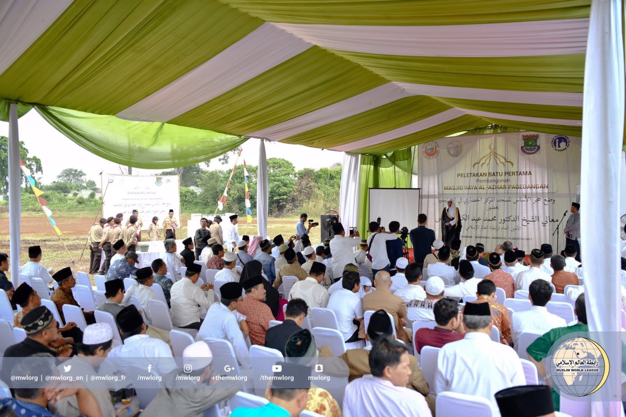 ‏معالي الأمين العام واضعاً حجر أساس المركز الحضاري ومسجده الجامع في إندونيسيا بحضور عدد من كبار الشخصيات، في نقلةٍ نوعية نحو التواصل الدولي