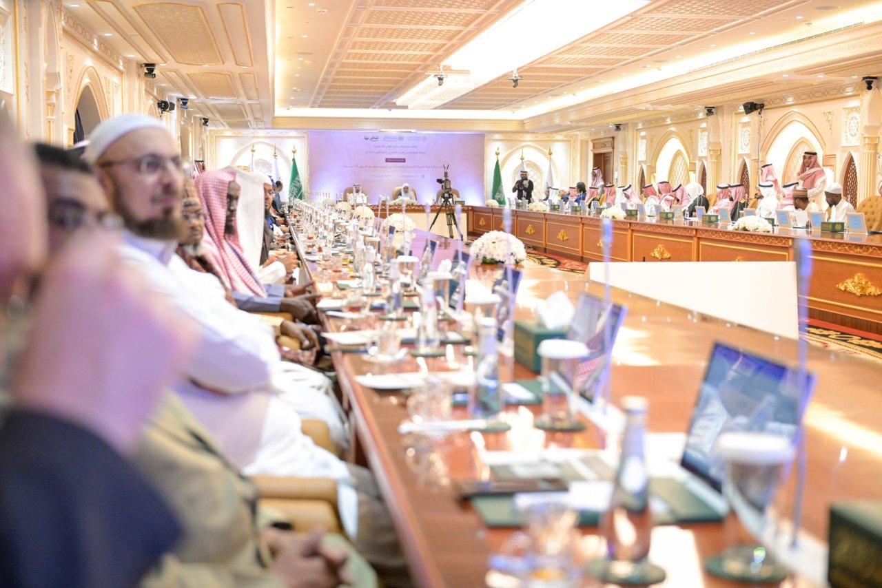 ‏نعتزُّ باللغة العربية بوصفها ركناً مهماً من أركان الهُوية، وجسرَ التواصل والإثراء مع شعوب العالم. ‏معالي الأمين العام، الشيخ د. ⁧‫محمد العيسى‬⁩ ⁦‬⁩، والأمين العام لمجمع الملك سلمان العالمي للغة العربية، الأستاذ عبدالله الوشمي في المعرض المصاحب لفعاليات الاحتفاء بـ ⁧‫اليوم العالمي للغة العربية‬⁩