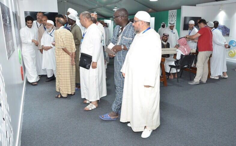 ضيوف رابطة العالم الإسلامي يزورون معرض مسك الخيرية بمنى