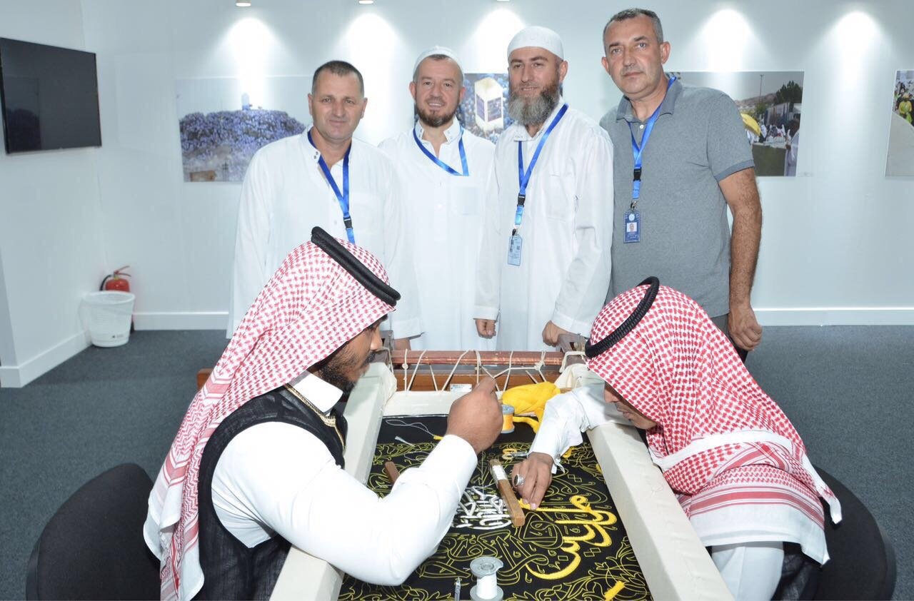 ضيوف رابطة العالم الإسلامي يزورون معرض مسك الخيرية بمنى