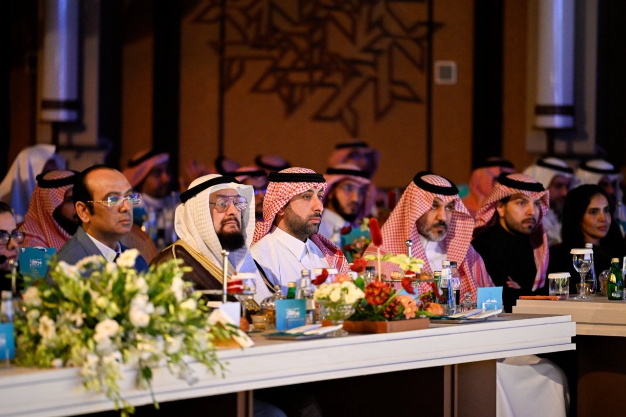 استضاف "مِركاز البلد الأمين"، معالي الأمين العام، رئيسَ هيئة علماء المسلمين، فضيلةَ الشيخ د.⁧‫محمد العيسى‬⁩ ‬⁩، في جلسةٍ حواريّةٍ حول "تكوين الشخصية الإسلامية"، بحضور أصحاب الفضيلة والمعالي وقادة الفِكر والإعلام