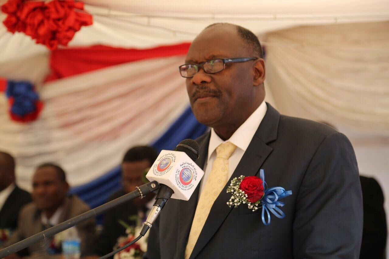 The Zimbabwean Health Minster visits the medical camp. Presents his government's thanks 2 the MWL; emphasing the importance of medical aid.
