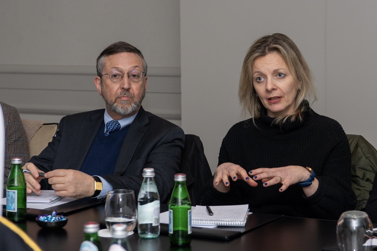 ‏استقبل معالي الأمين العام، رئيسُ هيئة علماء المسلمين، فضيلة الشيخ د.⁧‫محمد العيسى‬⁩، في مقرِّ إقامته بواشنطن، الرئيسَ والمديرَ التنفيذيَّ لمعهد السلام الأمريكي، السيدة ليز غراندي