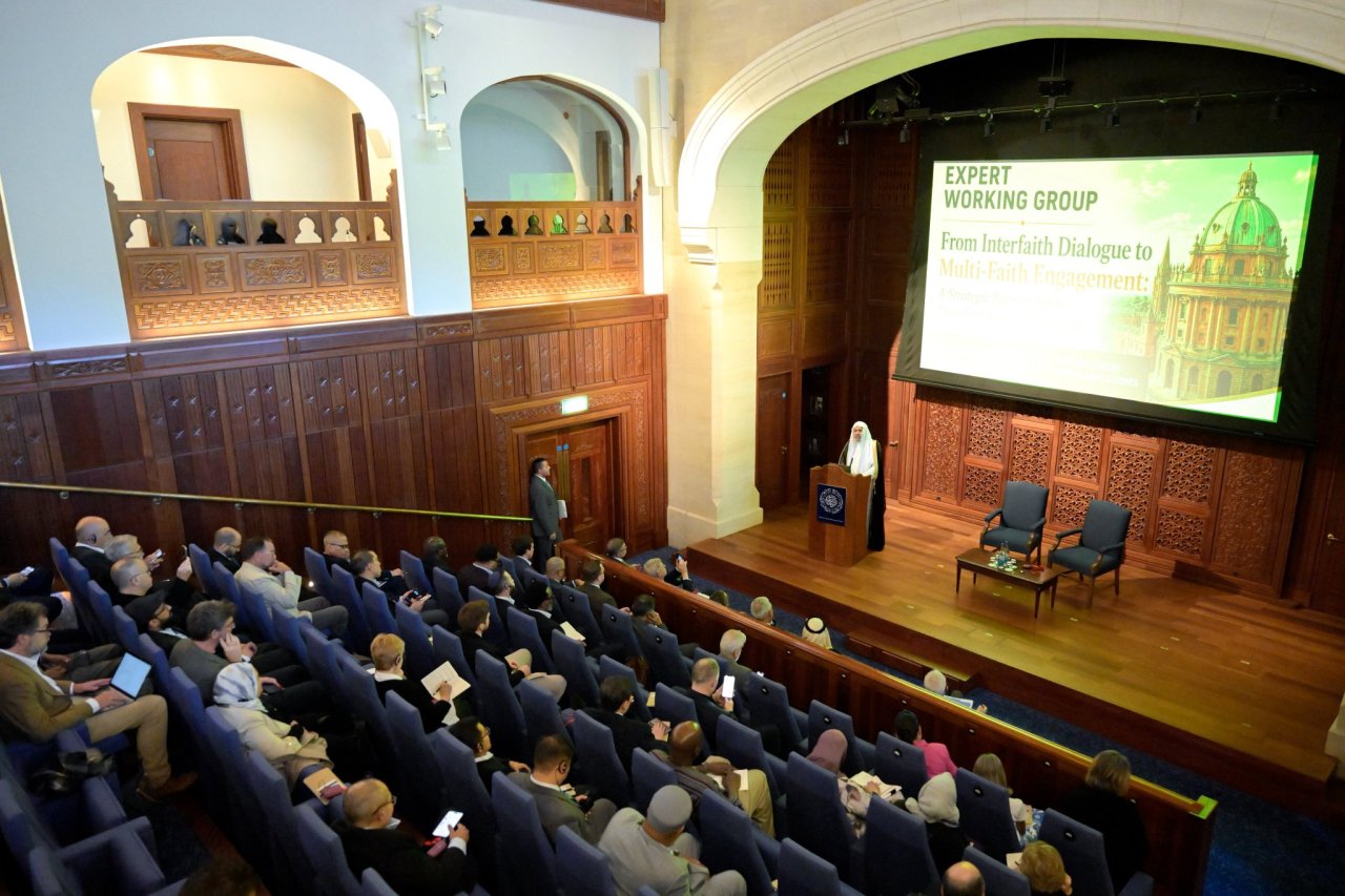 H.E. Sheikh Dr. Mohammed Al-Issa, Secretary-General of the MWL and Chairman of the OMS, delivered a keynote address at the opening of a high-level meeting of the Expert Group at the Oxford Centre for Islamic Studies
