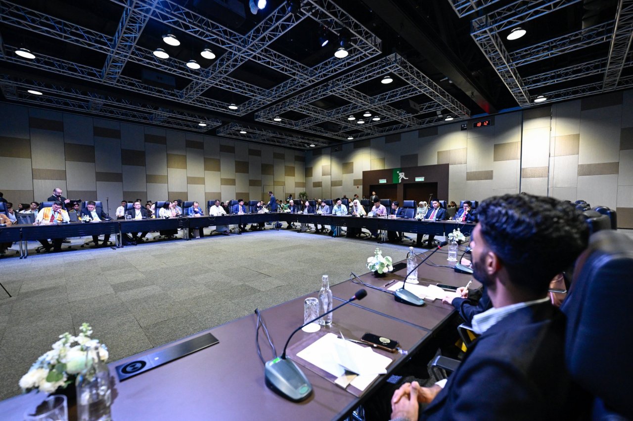 Al margen de la tercera Cumbre internacional de líderes religiosos: El Secretario General, el Sheij Dr. Mohammed Al-Issa se reunió, en la capital malasia, Kuala Lumpur, con jóvenes líderes entre estudiantes universitarios e investigadores