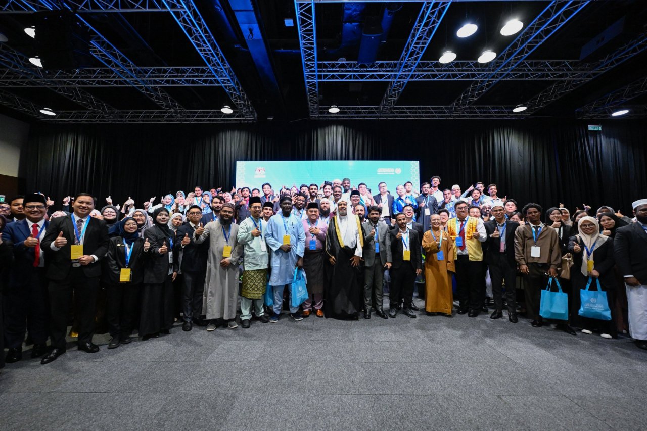 Al margen de la tercera Cumbre internacional de líderes religiosos: El Secretario General, el Sheij Dr. Mohammed Al-Issa se reunió, en la capital malasia, Kuala Lumpur, con jóvenes líderes entre estudiantes universitarios e investigadores