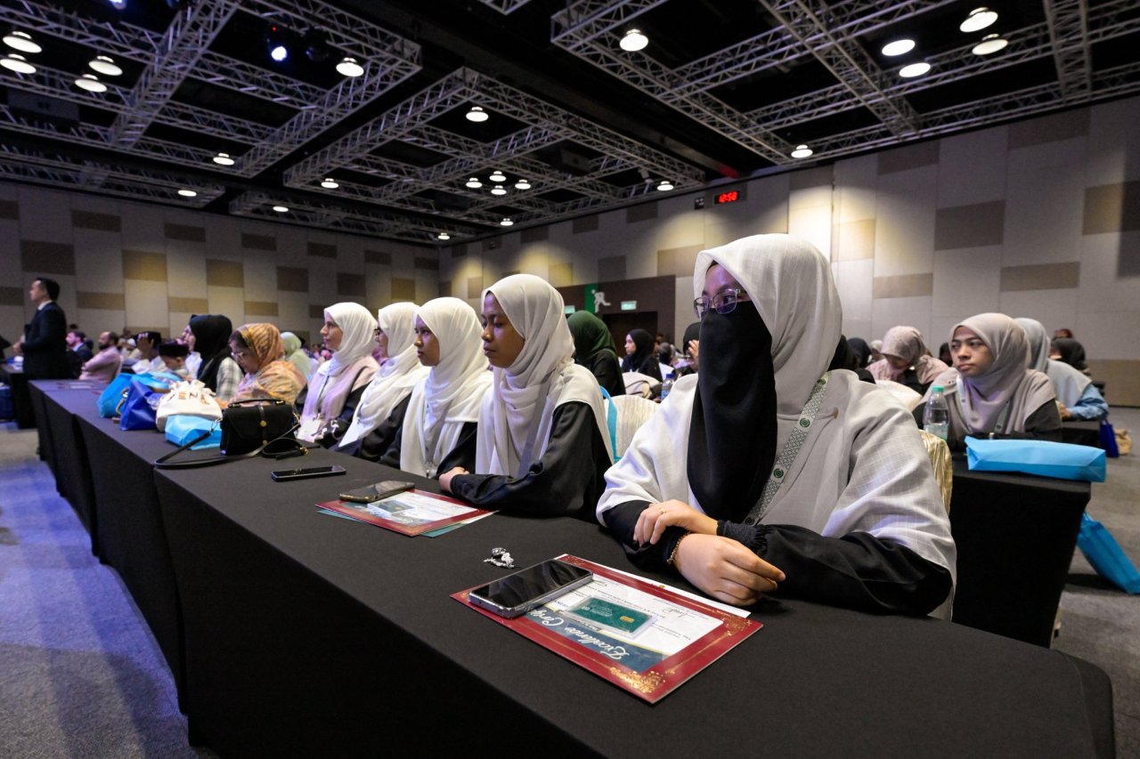 Le Secrétaire général, cheikh Mohammed Al-Issa a inauguré les travaux de la conférence internationale intitulée : « La foi à la lumière de la science et des preuves contemporaines », en présence de nombreux éminents oulémas, chercheurs et intellectuels