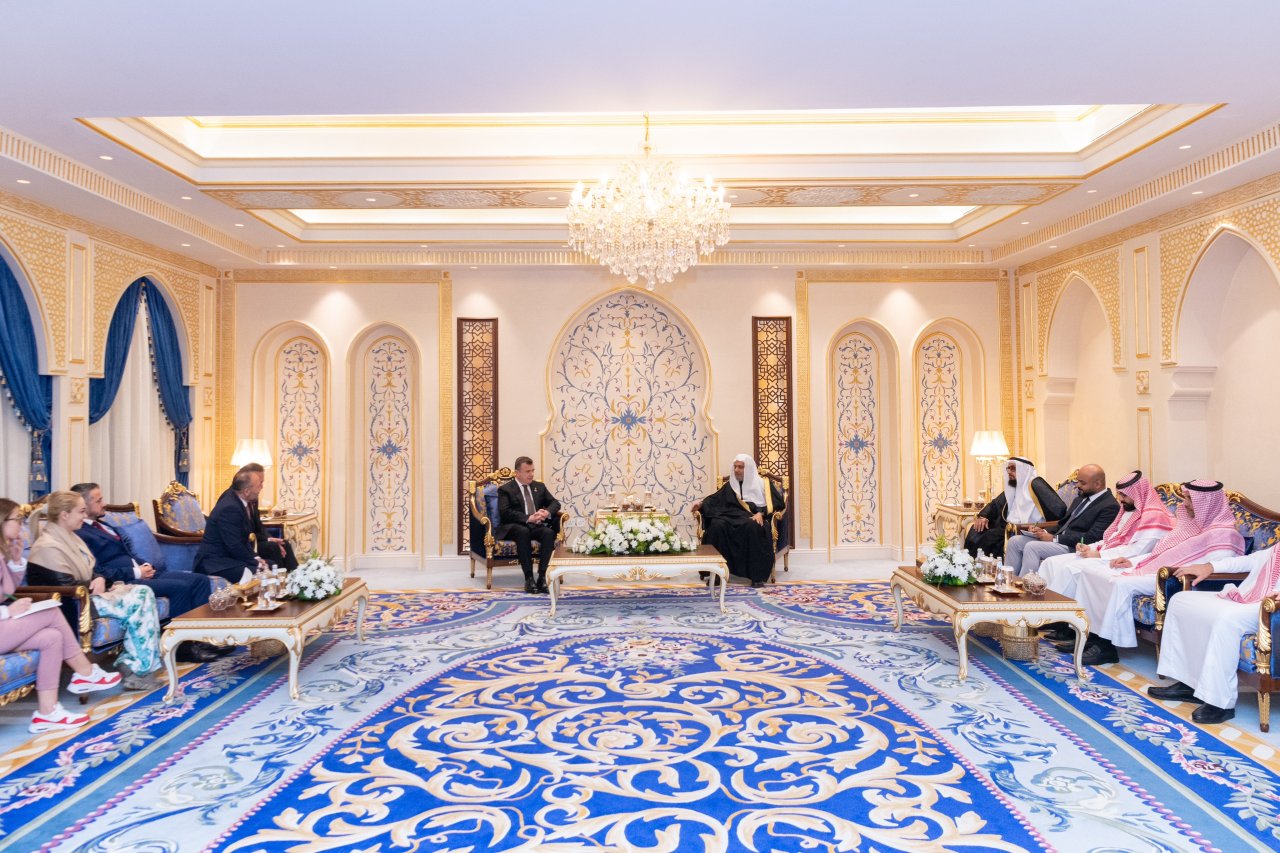 التقى معالي الأمين العام، رئيس هيئة علماء المسلمين، فضيلة الشيخ د. ⁧‫محمد العيسى‬⁩، في مقرِّ الرابطة الرئيس بمكة المكرمة، معاليَ وزير الداخلية الألباني، السيد تاولانت بالا، يرافقه وفدٌ رفيعٌ من كبار المسؤولين والدبلوماسيين بجمهورية ألبانيا