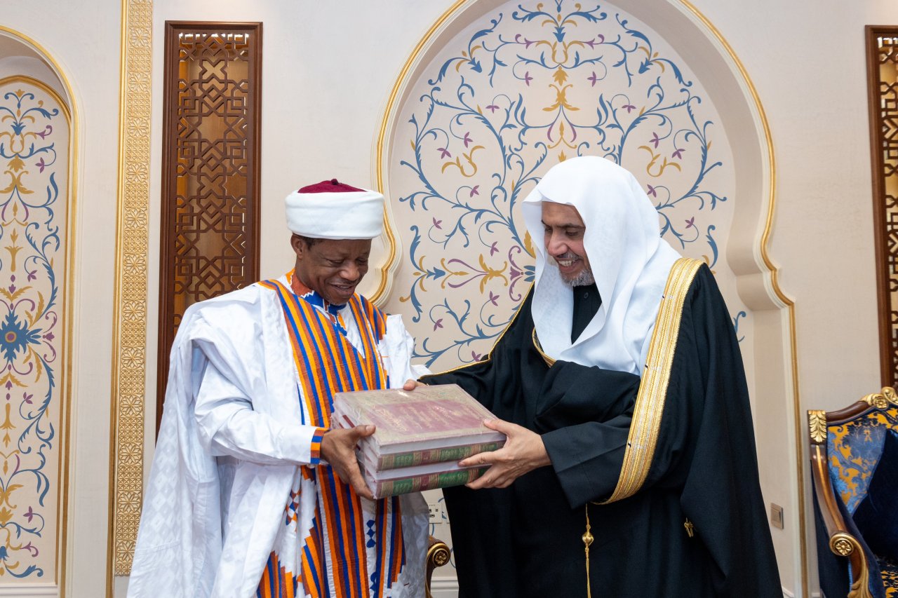 التقى معالي الأمين العام، رئيس هيئة علماء المسلمين، فضيلة الشيخ د. ⁧‫محمد العيسى‬⁩، في مقرِّ الرابطة الرئيس بمكة المكرمة، فضيلةَ شيخ الطريقة القادرية بنيجيريا وغرب أفريقيا، الشيخ قريب الله ناصر كبر