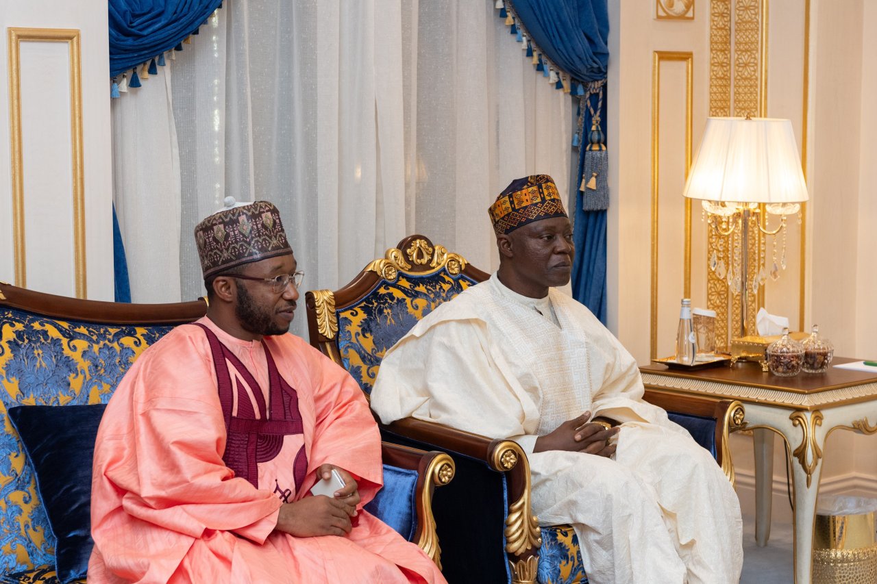 التقى معالي الأمين العام، رئيس هيئة علماء المسلمين، فضيلة الشيخ د. ⁧‫محمد العيسى‬⁩، في مقرِّ الرابطة الرئيس بمكة المكرمة، فضيلةَ شيخ الطريقة القادرية بنيجيريا وغرب أفريقيا، الشيخ قريب الله ناصر كبر