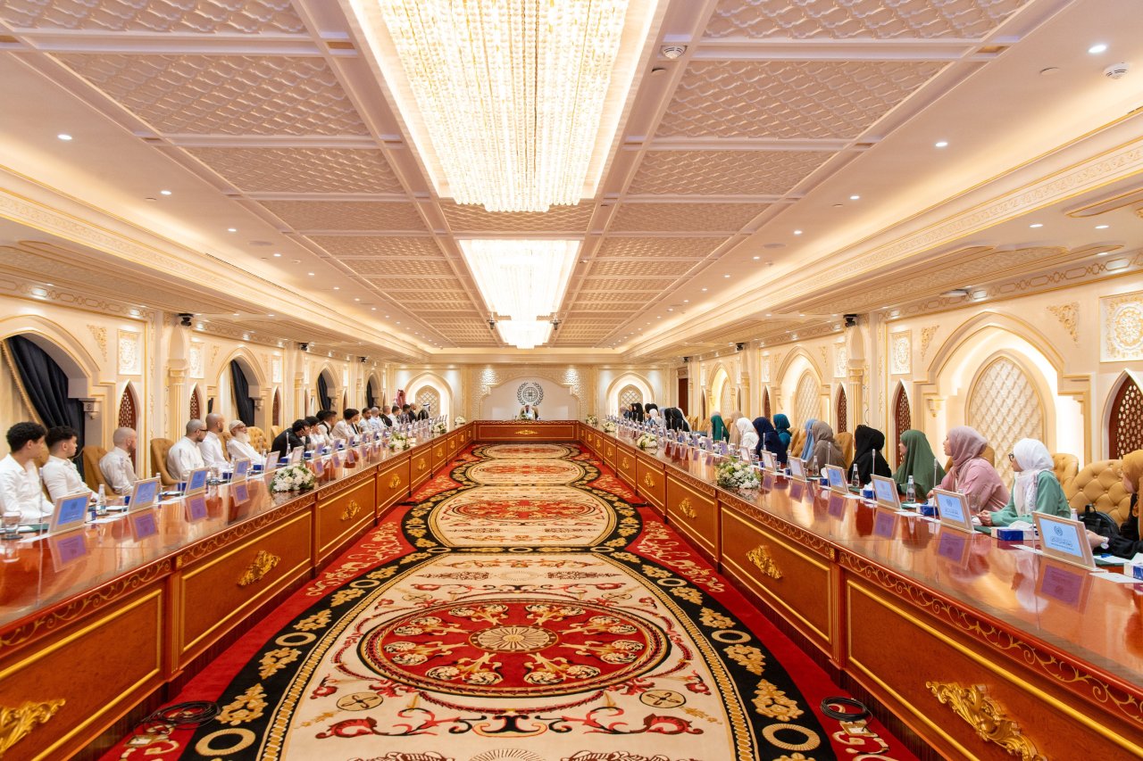 Yang Mulia Sekretaris Jenderal LMD, Ketua Asosiasi Ulama Muslim, Syekh Dr. Mohammed Al-issa, memberikan ceramah kepada delegasi mahasiswa dari minoritas Muslim di universitas-universitas Eropa