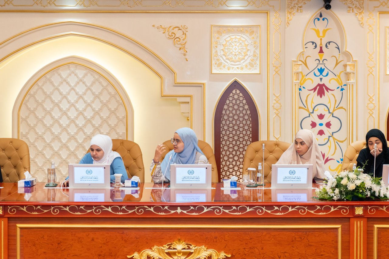 ظهر دیروز جناب دبیر کل، و رئیس انجمن علمای مسلمان، آقای دکتر شیخ محمد العیسی در مقر سازمان همبستگی در مکه مکرمه با اعضای هیئت دانشجویی اقلیت های مسلمان در دانشگاه های اروپا ملاقات کرد