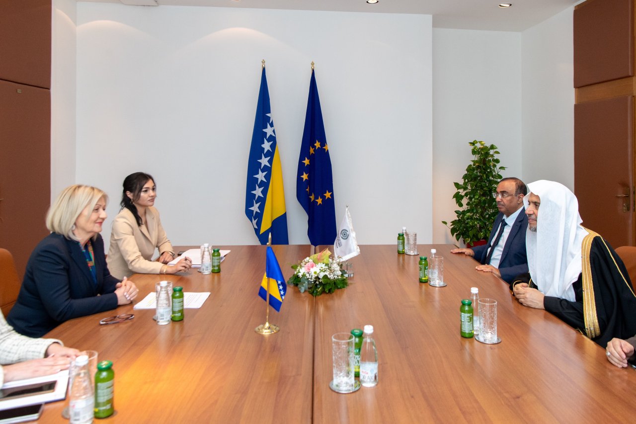 La Primera Ministra de Bosnia-Herzegovina, Sra. Borjana Kristo, recibió en la sede del Gobierno en Sarajevo al Secretario General, presidente de la Comisión de Ulemas Musulmanes, el sheij Mohammed Al-Issa.