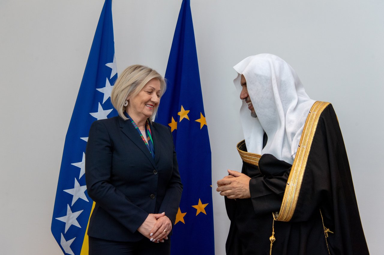 La Primera Ministra de Bosnia-Herzegovina, Sra. Borjana Kristo, recibió en la sede del Gobierno en Sarajevo al Secretario General, presidente de la Comisión de Ulemas Musulmanes, el sheij Mohammed Al-Issa.