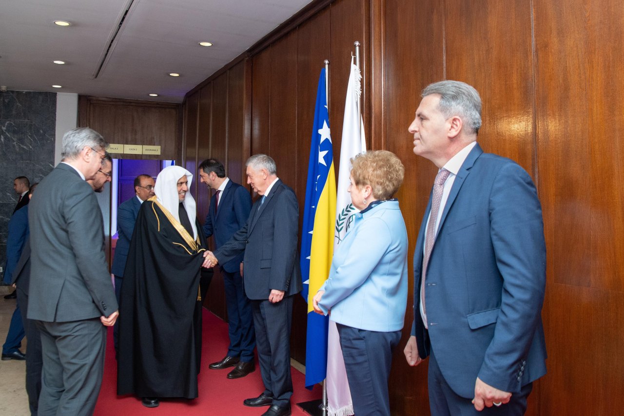 El SG, presidente de la Comisión de Ulemas Musulmanes, el Sheij Mohammed Al-Issa, se reunió en la sede del Parlamento en la capital Sarajevo con el actual presidente de la Cámara de Representanteso Sr. Denis Zvizdić.