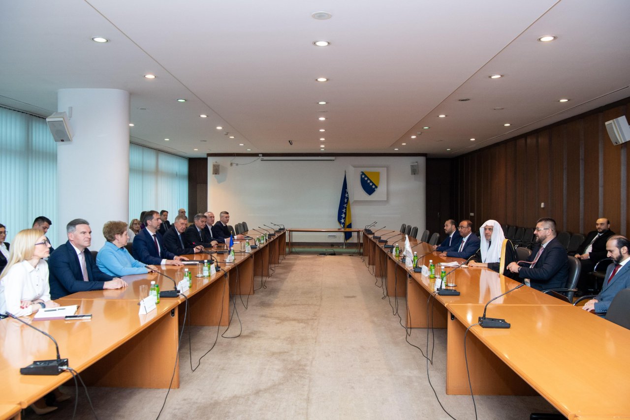 El SG, presidente de la Comisión de Ulemas Musulmanes, el Sheij Mohammed Al-Issa, se reunió en la sede del Parlamento en la capital Sarajevo con el actual presidente de la Cámara de Representanteso Sr. Denis Zvizdić.