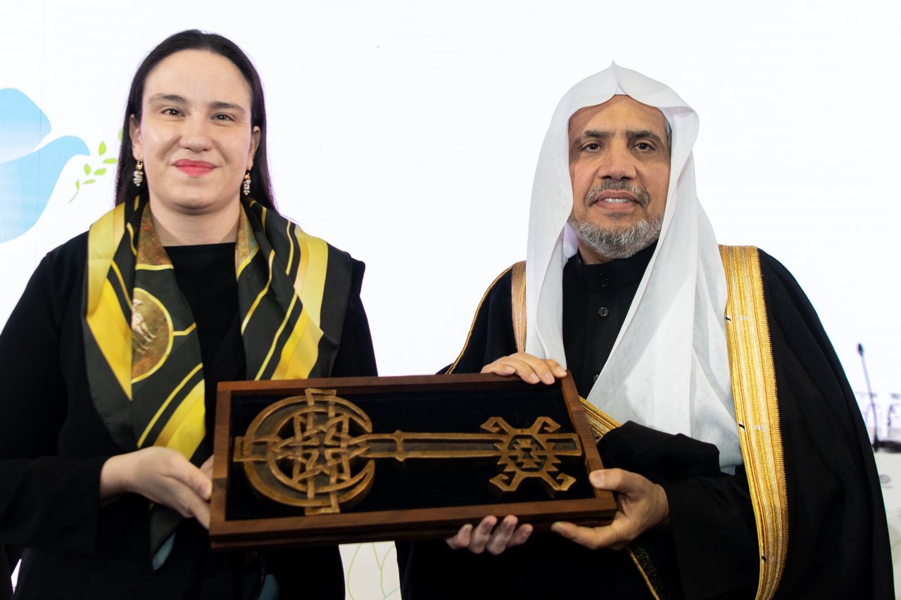 ‏عمدة سراييفو، السيدة بنيامينا كاريتش، تُسَلِّمُ معالي الأمين العام، الشيخ د.⁧‫محمد العيسى‬⁩ &quot;مفتاحَ مدينة سراييفو&quot;