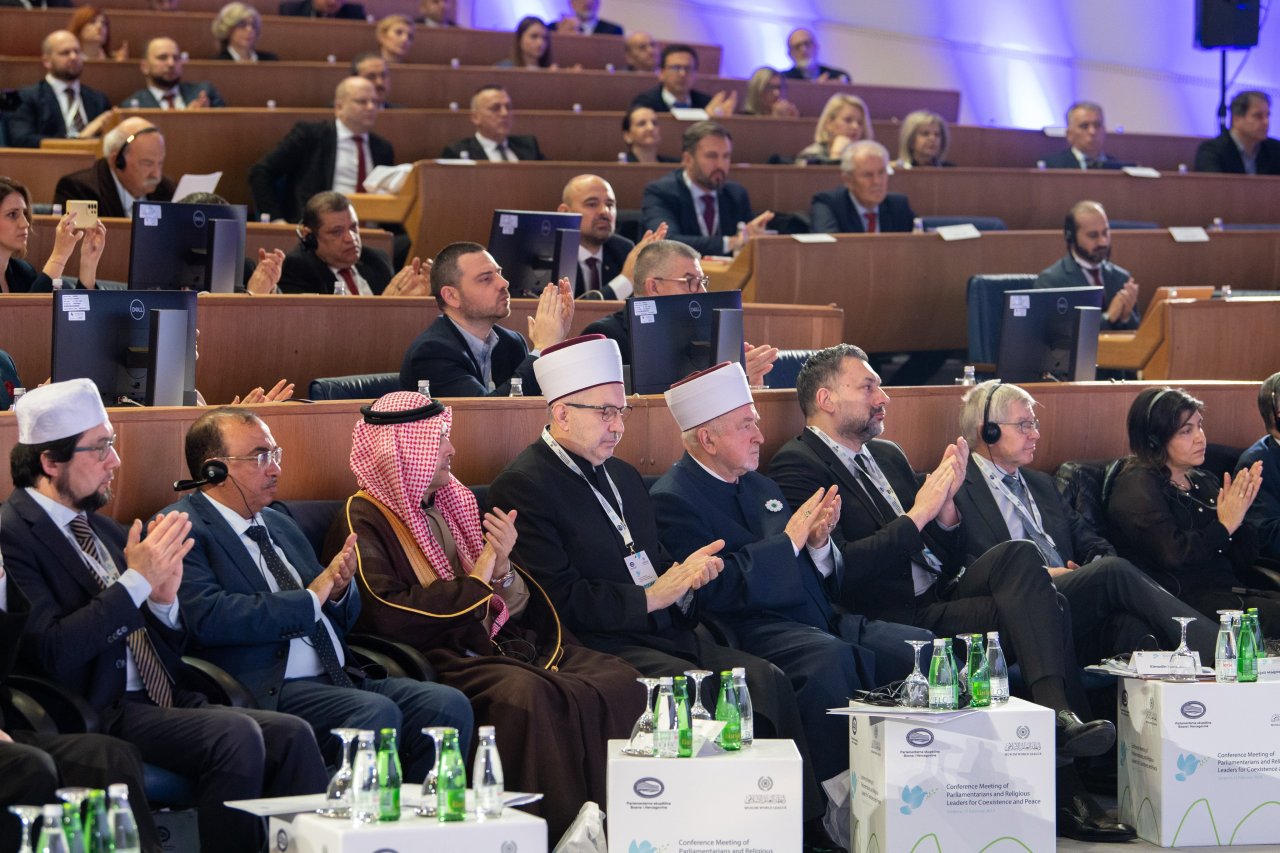 ‏عمدة سراييفو، السيدة بنيامينا كاريتش، تُسَلِّمُ معالي الأمين العام، الشيخ د.⁧‫محمد العيسى‬⁩ &quot;مفتاحَ مدينة سراييفو&quot;