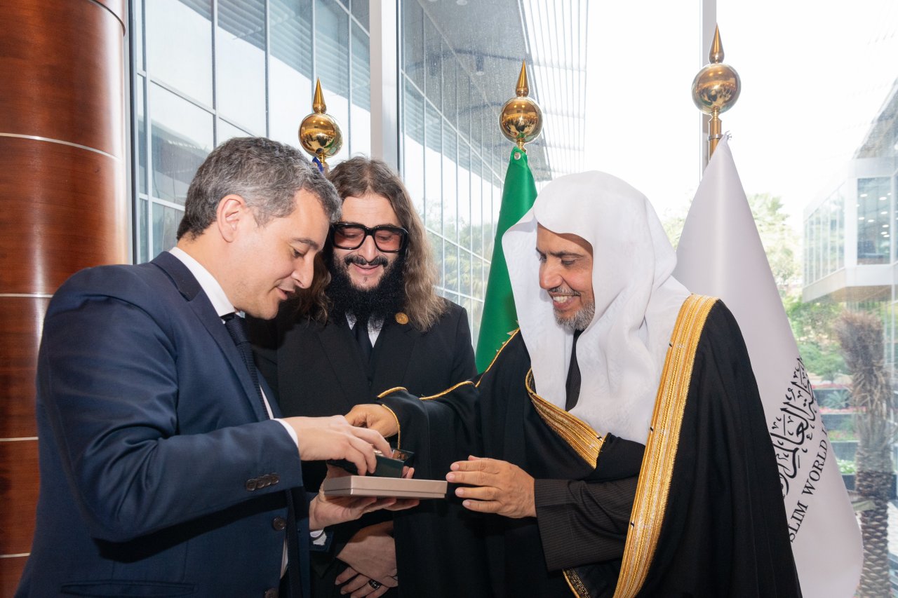 استقبل معالي الأمين العام، رئيس هيئة علماء المسلمين، فضيلة الشيخ د.⁧‫محمد العيسى‬⁩، في مقرِّ الرابطة الفرعي بالرياض معالي وزير الداخلية وأقاليم ما وراء البحار بجمهورية فرنسا، السيد جيرالد دارمانان