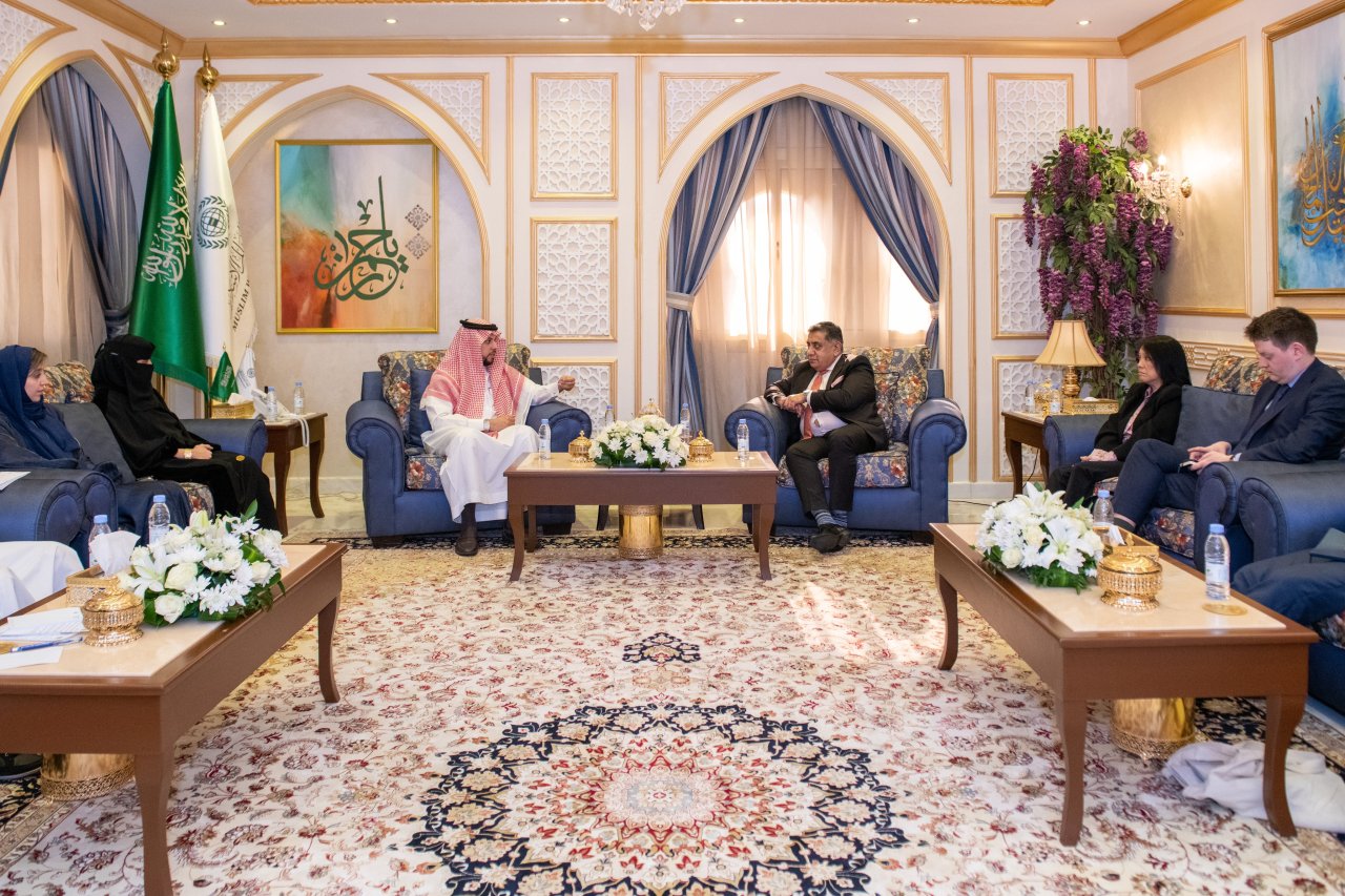 استقبل سعادةُ مساعد الأمين العام للاتصال المؤسَّسي، أ.عبدالوهاب بن محمد الشهري، بمكتب الرابطة في جدَّة، وفدًا بريطانيًّا برئاسة معالي وزير الدولة البريطاني لشؤون الشرق الأوسط وشمال أفريقيا، وجنوب آسيا، وشؤون الأمم المتحدة والكومنولث، اللورد طارق أحمد