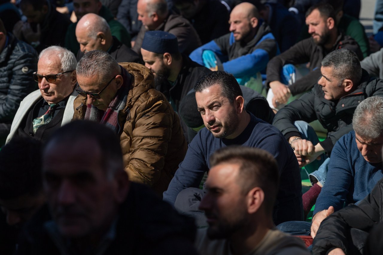 از روی منبر مسجد جامع بزرگ تاریخی در پایتخت آلبانی، تیرانا: جناب شیخ د. محمد العیسی در خطبه ی نماز جمعه روز ششم شعبان با بیان ارزش های اسلام و رفتار مسلمانان، فرمودند