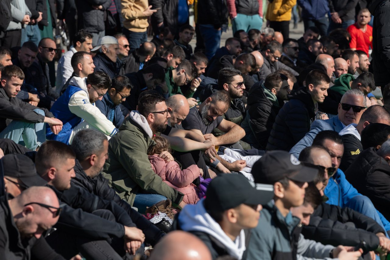 از روی منبر مسجد جامع بزرگ تاریخی در پایتخت آلبانی، تیرانا: جناب شیخ د. محمد العیسی در خطبه ی نماز جمعه روز ششم شعبان با بیان ارزش های اسلام و رفتار مسلمانان، فرمودند