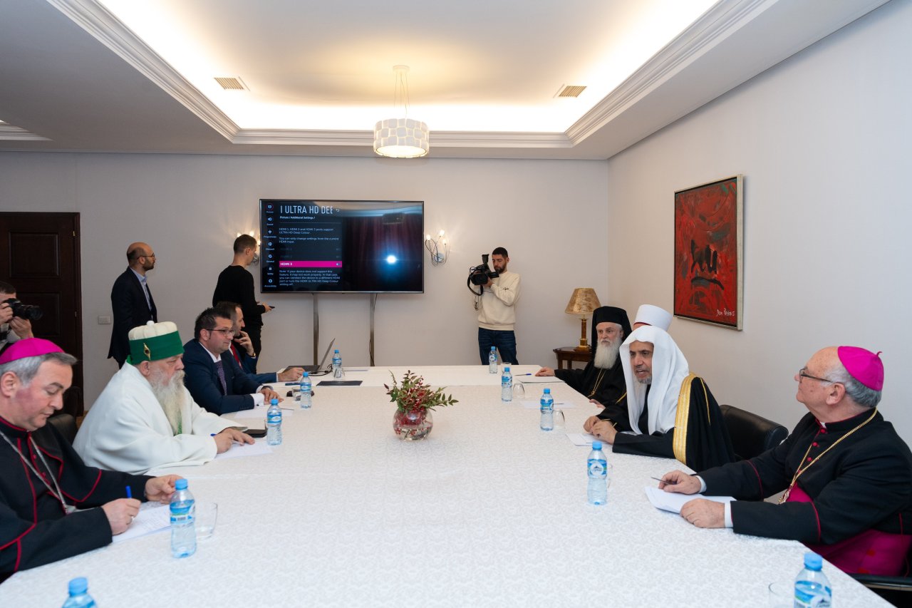 با وجود همزیستی ایده آل آنها؛  برای اولین بار در تاریخ آلبانی، همگی برای یک شام مشترک گرد هم آمدند: