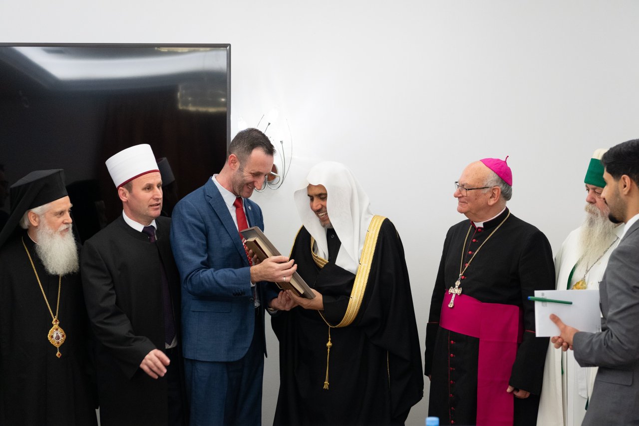 با وجود همزیستی ایده آل آنها؛  برای اولین بار در تاریخ آلبانی، همگی برای یک شام مشترک گرد هم آمدند: