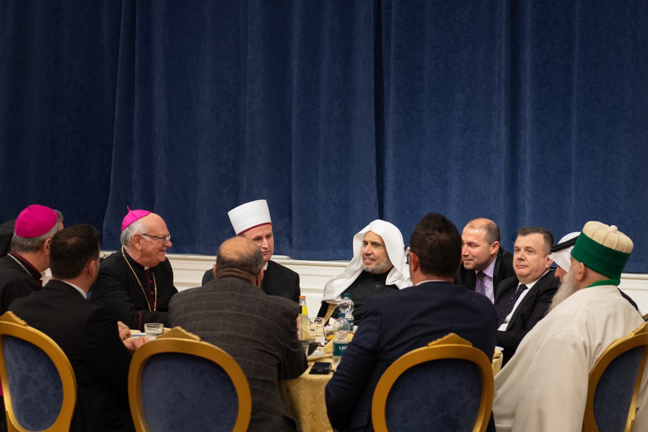 با وجود همزیستی ایده آل آنها؛  برای اولین بار در تاریخ آلبانی، همگی برای یک شام مشترک گرد هم آمدند: