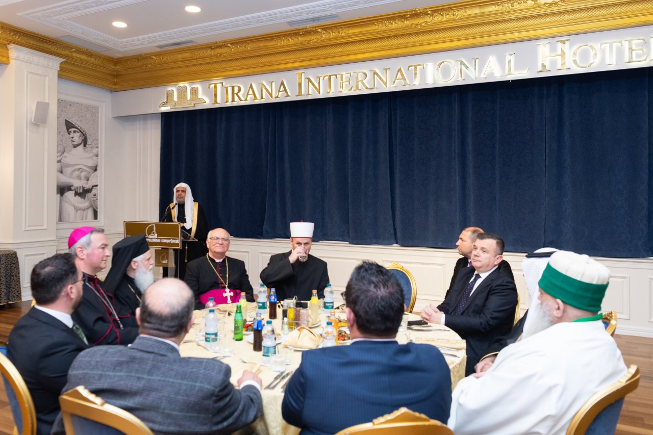 با وجود همزیستی ایده آل آنها؛  برای اولین بار در تاریخ آلبانی، همگی برای یک شام مشترک گرد هم آمدند: