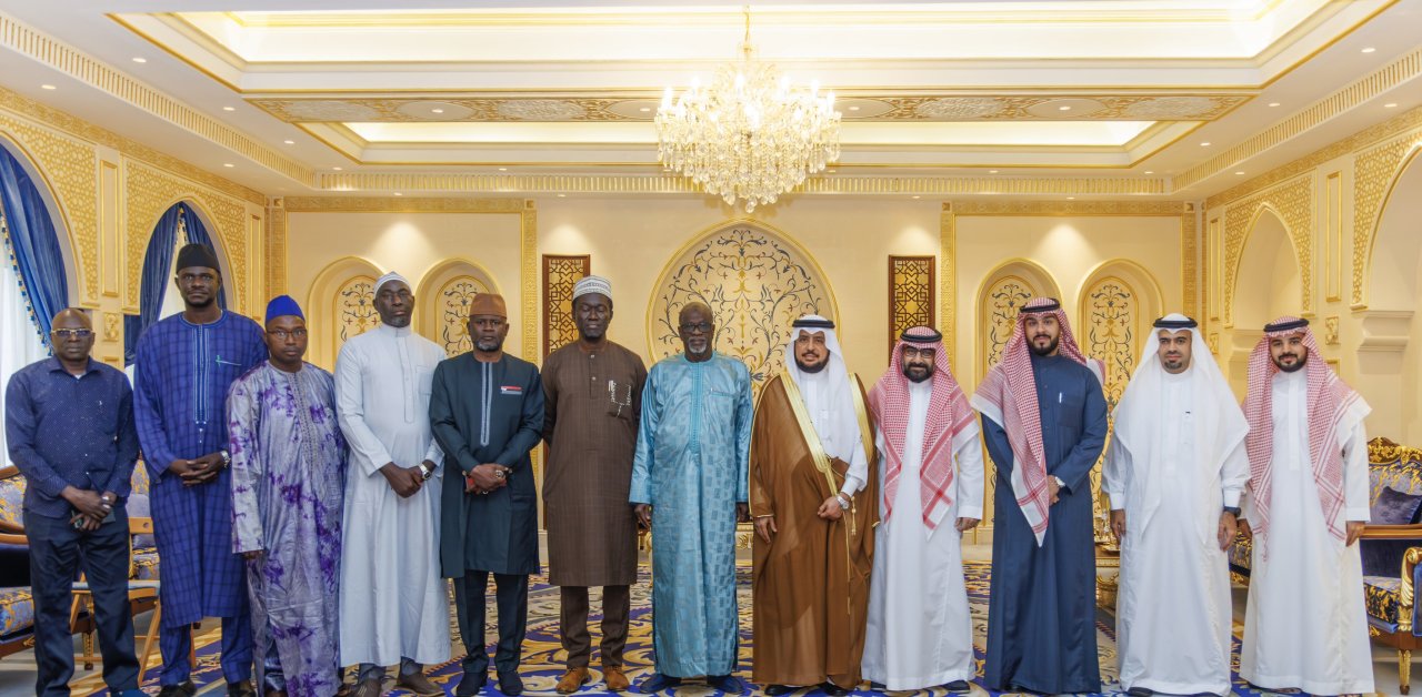 سیکرٹری جنرل کے نائب ڈاکٹر عبد الرحمن الزید نے رابطہ کے مرکزی دفتر مکہ مکرمہ میں جمہوریہ گیمبیا کے ایک اعلی سطحی وفد کا استقبال کیا