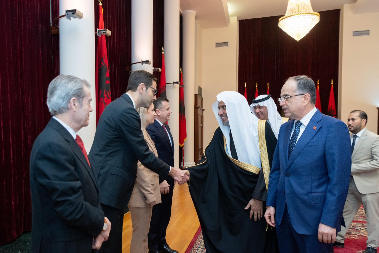 فخامة رئيس جمهورية ألبانيا، السيد بايرم بيقاي، يستقبل معالي الأمين العام فضيلة الشيخ د. ⁧‫محمد العيسى‬⁩ في القصر الرئاسي بالعاصمة &quot;تيرانا&quot;، ويَمنحه أعلى أوسمة الجمهورية