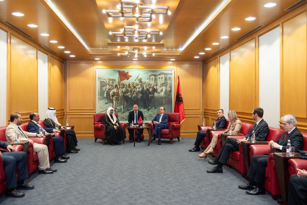 فخامة رئيس جمهورية ألبانيا، السيد بايرم بيقاي، يستقبل معالي الأمين العام فضيلة الشيخ د. ⁧‫محمد العيسى‬⁩ في القصر الرئاسي بالعاصمة &quot;تيرانا&quot;، ويَمنحه أعلى أوسمة الجمهورية