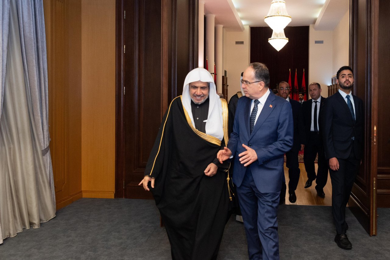 فخامة رئيس جمهورية ألبانيا، السيد بايرم بيقاي، يستقبل معالي الأمين العام فضيلة الشيخ د. ⁧‫محمد العيسى‬⁩ في القصر الرئاسي بالعاصمة &quot;تيرانا&quot;، ويَمنحه أعلى أوسمة الجمهورية