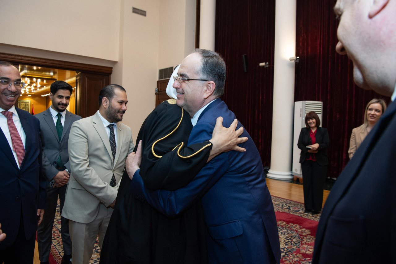 فخامة رئيس جمهورية ألبانيا، السيد بايرم بيقاي، يستقبل معالي الأمين العام فضيلة الشيخ د. ⁧‫محمد العيسى‬⁩ في القصر الرئاسي بالعاصمة &quot;تيرانا&quot;، ويَمنحه أعلى أوسمة الجمهورية