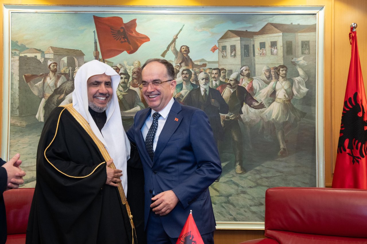 فخامة رئيس جمهورية ألبانيا، السيد بايرم بيقاي، يستقبل معالي الأمين العام فضيلة الشيخ د. ⁧‫محمد العيسى‬⁩ في القصر الرئاسي بالعاصمة &quot;تيرانا&quot;، ويَمنحه أعلى أوسمة الجمهورية