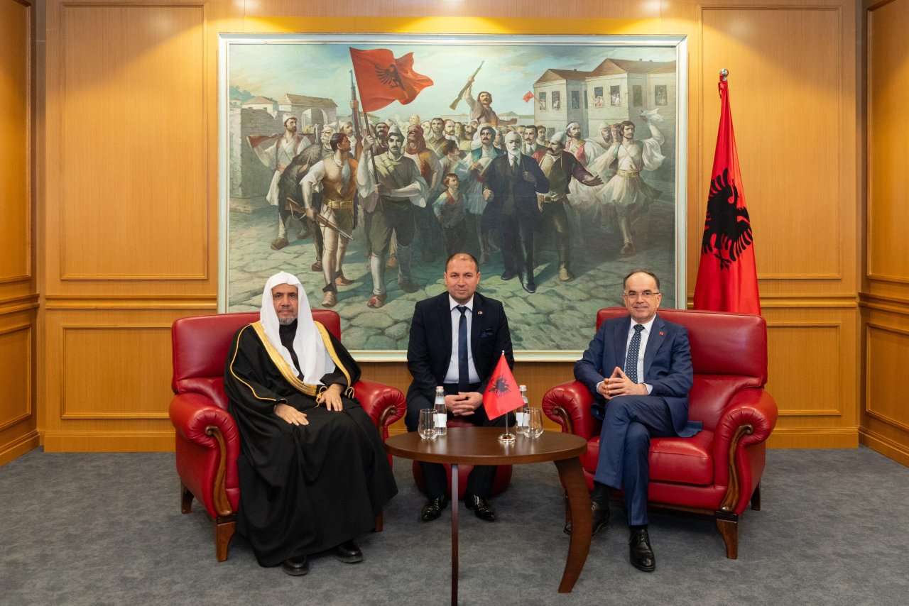 فخامة رئيس جمهورية ألبانيا، السيد بايرم بيقاي، يستقبل معالي الأمين العام فضيلة الشيخ د. ⁧‫محمد العيسى‬⁩ في القصر الرئاسي بالعاصمة &quot;تيرانا&quot;، ويَمنحه أعلى أوسمة الجمهورية