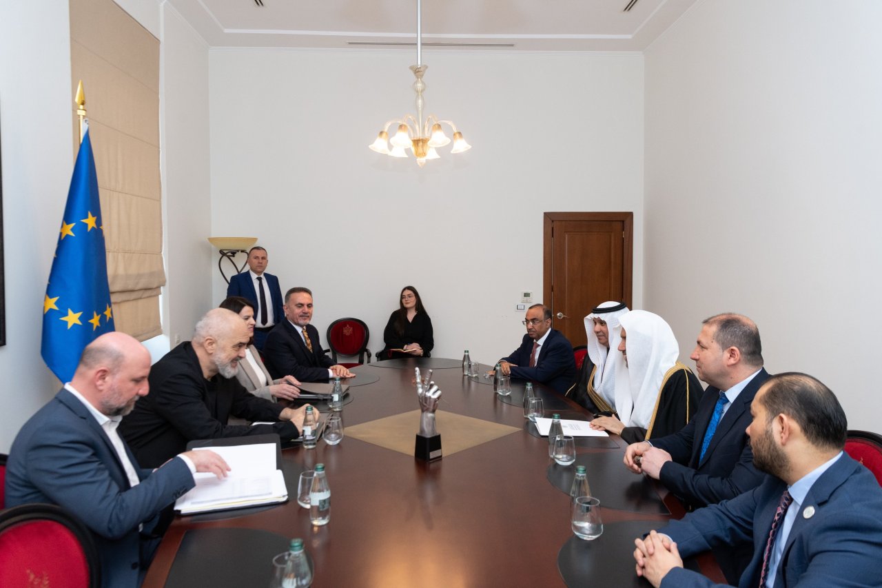 El Primer Ministro de la República de Albania, el Sr. Edi Rama, recibió en la capital Tirana al Secretario General y Presidente de la Comisión de Ulemas Musulmanes, el Sheij Mohammed Al-Issa