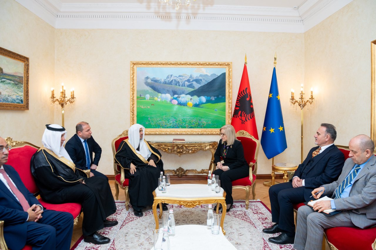 جناب دبیر کل، جناب شیخ دکتر محمد العیسی در مقر پارلمان در پایتخت تیرانا، با سرکار خانم لیندیتا نیکولا، رئیس پارلمان جمهوری آلبانی دیدار و گفتگو نمود