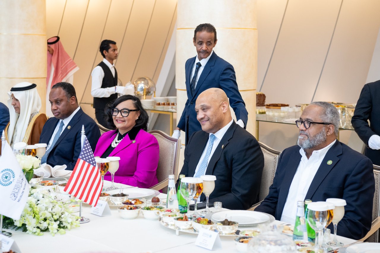 El Secretario General, presidente de la Comisión de Ulemas Musulmanes, el Sheij Mohammed Al-Issa, recibió en Riad a una delegación de miembros demócratas de la Cámara de Representantes de los Estados Unidos.