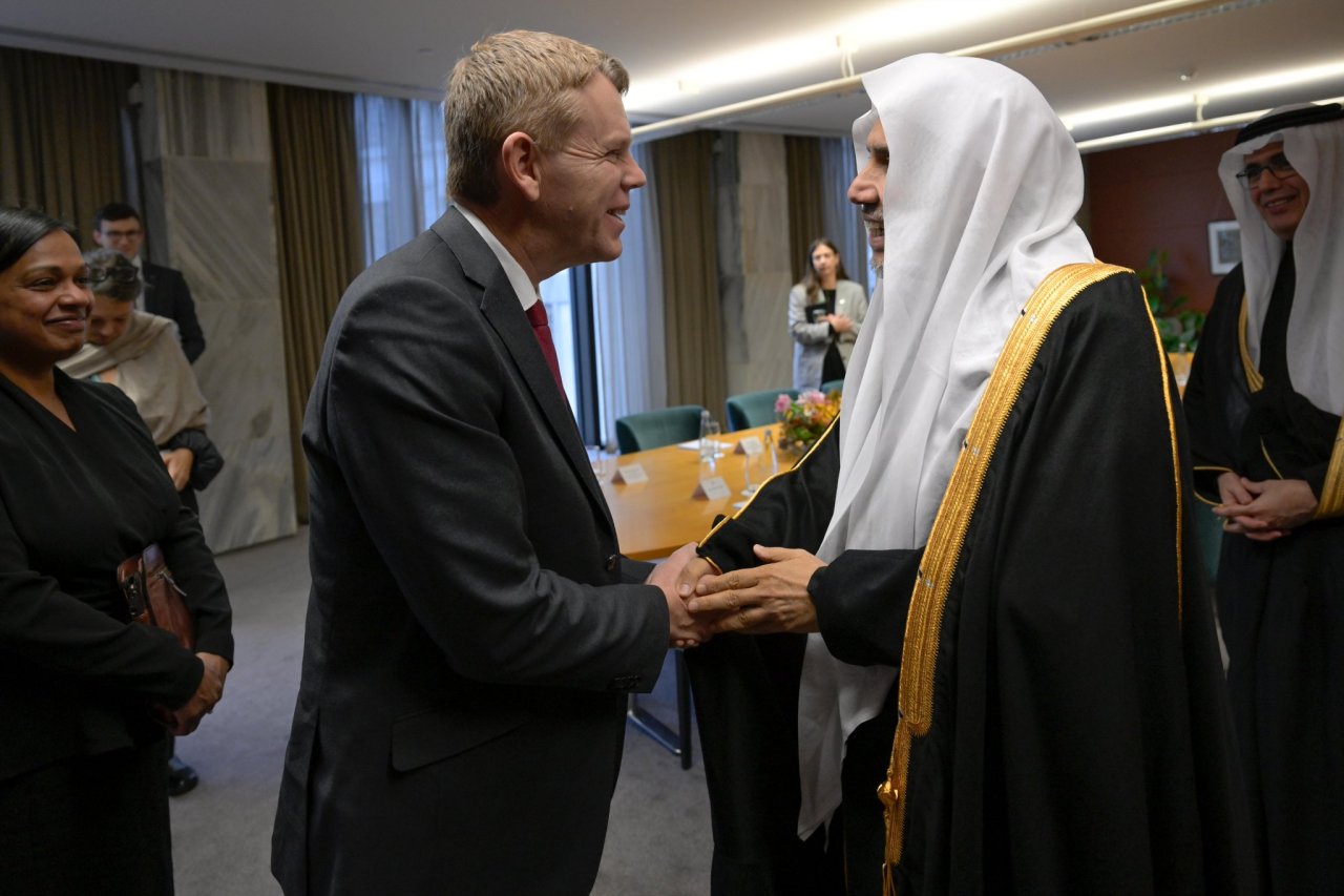 التقى معالي الأمين العام، رئيسُ هيئة علماء المسلمين، فضيلةُ الشيخ د.⁧‫محمد العيسى‬⁩ ‬⁩، في مقرّ البرلمان بالعاصمة النيوزيلندية "ويلينغتون"، دولةَ رئيس الوزراء السابق، رئيس حزب العمال، زعيمَ المعارضة في البرلمان النيوزيلندي، السيد كريس هيبكنز