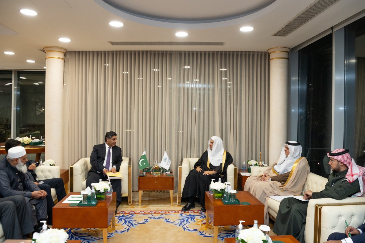 استقبل معالي الأمين العام، رئيس هيئة علماء المسلمين، فضيلة الشيخ د.⁧‫محمد العيسى‬⁩، في مقرِّ الرابطة الفرعي بالرياض، معاليَ وزير التجارة والصناعة والإنتاج، ووزير الداخلية المكلف بجمهورية باكستان الإسلامية