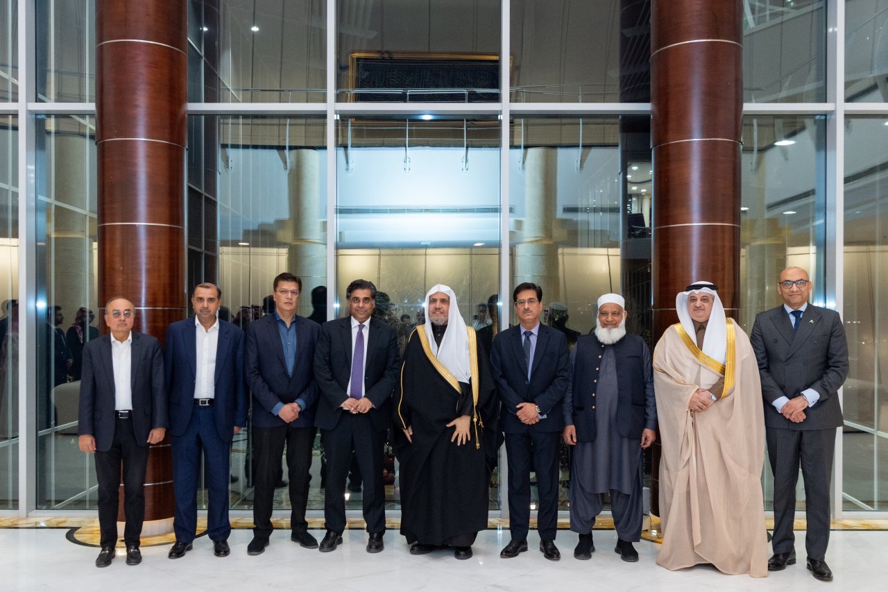 استقبل معالي الأمين العام، رئيس هيئة علماء المسلمين، فضيلة الشيخ د.⁧‫محمد العيسى‬⁩، في مقرِّ الرابطة الفرعي بالرياض، معاليَ وزير التجارة والصناعة والإنتاج، ووزير الداخلية المكلف بجمهورية باكستان الإسلامية