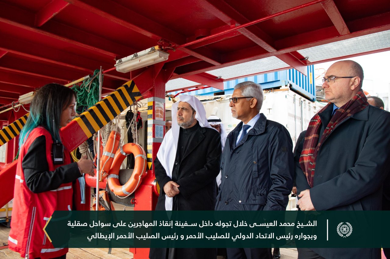 ‏على متن السفينة الإنسانية الأشهر عالميًّا &quot;Ocean Viking&quot;، وتأكيداً للشراكة الاستراتيجية: ‏معالي الأمين العام الشيخ د.⁧‫محمد العيسى‬⁩، يلتقي معالي رئيس الاتحاد الدولي للصليب الأحمر